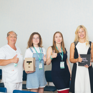 IT4Life: Олег Крот и Юрий Лазебников с ОО «Фундация течия» передают оборудование больнице